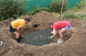 Education director Tracey Dean, and student Megan Corrigan placing mesh in sand hole. Photo taken by Melanie Badea 20/08/13 